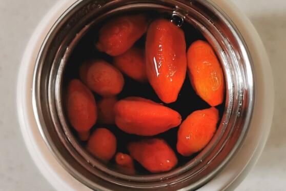 保溫杯泡(pào)枸杞:你與(yǔ)更年期的距離,或許隻差一個泡枸杞的保溫杯。