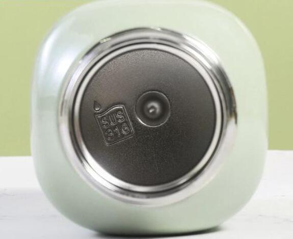 匠心之選（xuǎn）：316醫用級方形不（bú）鏽鋼保溫杯（bēi）