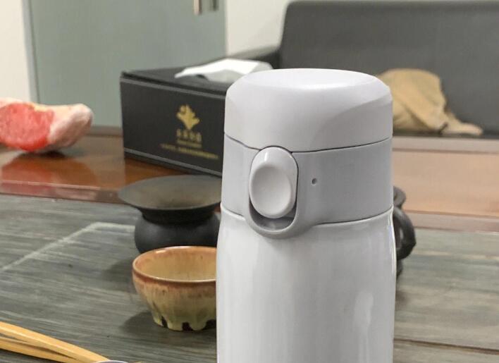 不鏽鋼保溫杯泡茶的正確打（dǎ）開方式